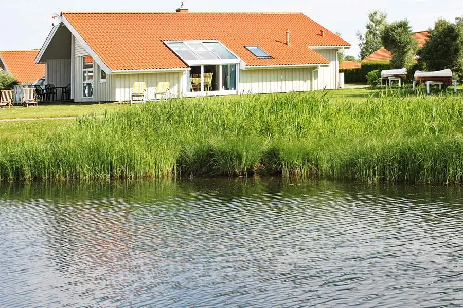 Das Fjordhaus vom Wasser aus gesehen