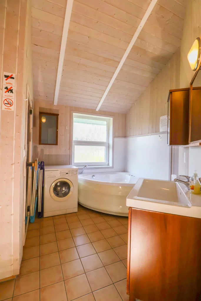 Badezimmer 2 mit Whirlpool-Wanne