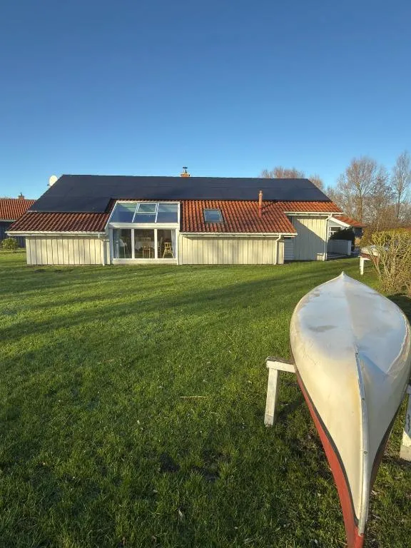 Kanu vor dem Fjordhaus mit Photovoltaikanlage auf dem Dach