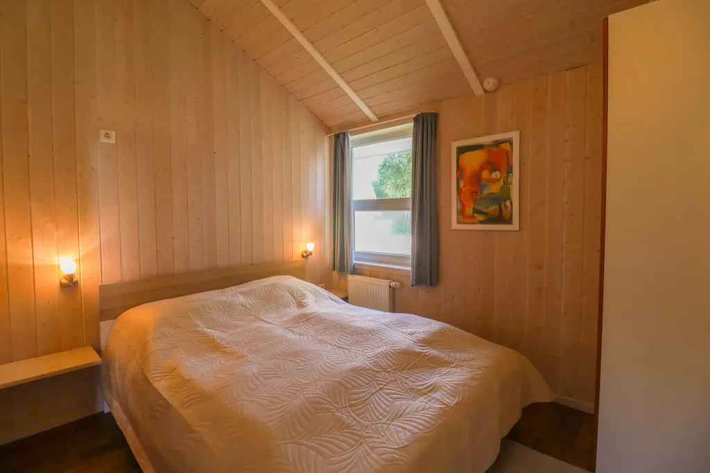 Schlafzimmer 1 mit Doppelbett