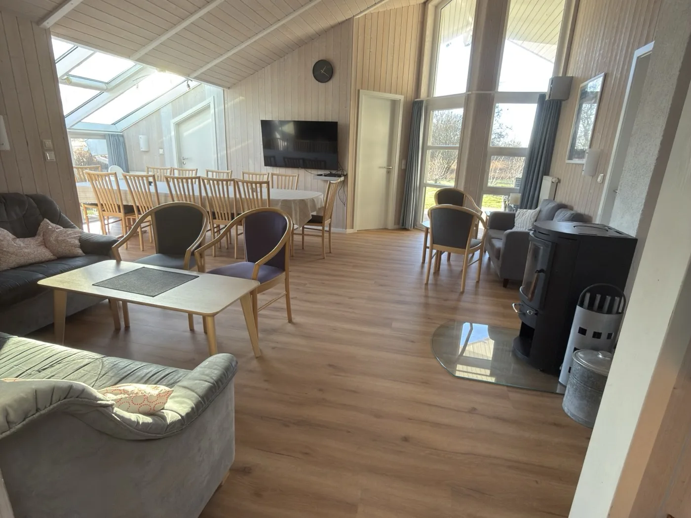 Offener Wohnbereich im Fjordhaus mit Kaminofen und Sitzgruppe